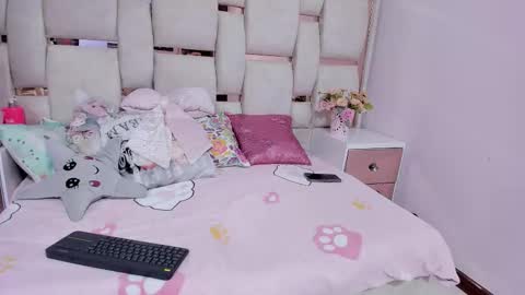 Snapshot of yeinsoliveros chatting on 11.21.25 Yeins online show from 11.21.25