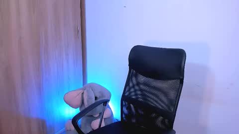 Snapshot of yeniffer_valens chatting on 12.13.25 Yenifer Barahona Acuario online show from 12.13.25