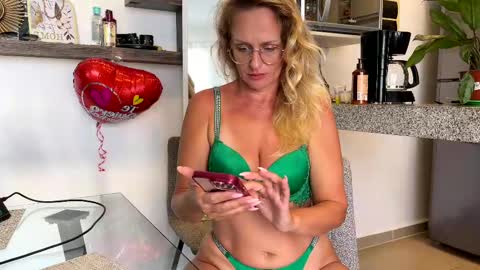 Snapshot of yes_mommy_zlata chatting on 03.01.25 Zlata online show from 03.01.25