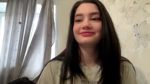 Snapshot of yevetterousse chatting on 12.20.25 Sofia online show from 12.20.25