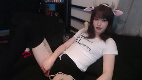 Snapshot of yokaigirl chatting on 11.20.25 Yokai Girl online show from 11.20.25