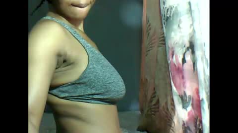 Snapshot of yoncexx25 chatting on 02.22.25 amazingkellyxx online show from 02.22.25