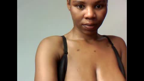 Snapshot of yoncexx25 chatting on 10.17.25 amazingkellyxx online show from 10.17.25