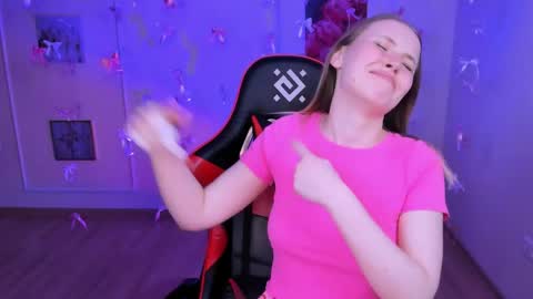 Snapshot of your_ella chatting on 04.07.26 Ella online show from 04.07.26