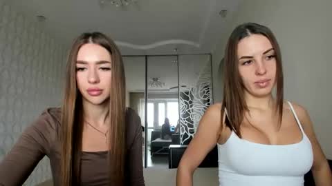 Snapshot of yourgirl_ariella chatting on 10.31.25 Ariella online show from 10.31.25