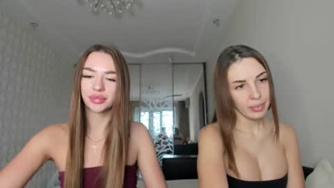 Snapshot of yourgirl_ariella chatting on 11.24.25 Ariella online show from 11.24.25