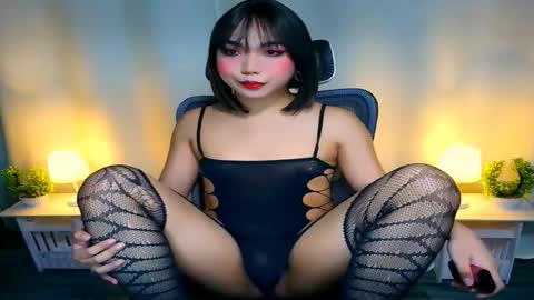 Snapshot of yourgirlzachary chatting on 11.01.25 Goddess Yoshi online show from 11.01.25