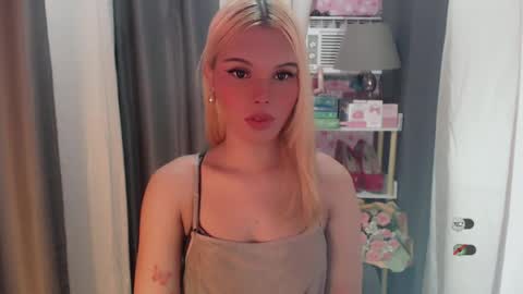 Snapshot of yourlovekylie chatting on 06.13.26 KYLIE MORE online show from 06.13.26