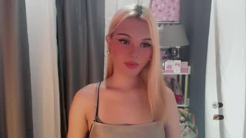 Snapshot of yourlovekylie chatting on 06.16.26 KYLIE MORE online show from 06.16.26