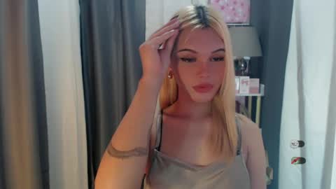 Snapshot of yourlovekylie chatting on 06.20.26 KYLIE MORE online show from 06.20.26