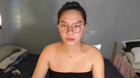 Snapshot of yoursexy_reb chatting on 12.15.25 yoursexy_reb online show from 12.15.25