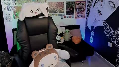    rawr   Anne Independent model      online show from 09.13.25