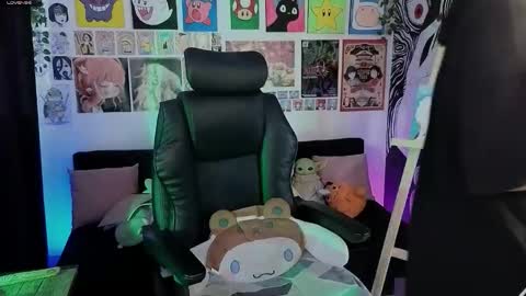    rawr   Anne Independent model      online show from 03.19.26