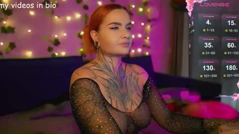 Snapshot of yummy__peach chatting on 10.01.25 Catherine online show from 10.01.25