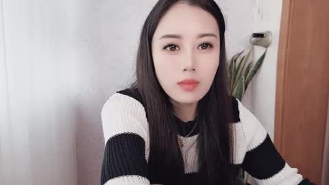 YunEr online show from 10.17.25