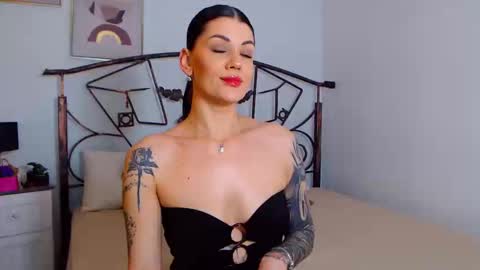 Snapshot of yvonneeverlee chatting on 12.26.24 I V Y online show from 12.26.24