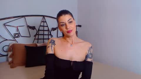 Snapshot of yvonneeverlee chatting on 01.27.25 I V Y online show from 01.27.25