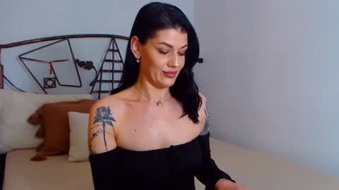 Snapshot of yvonneeverlee chatting on 02.19.25 I V Y online show from 02.19.25
