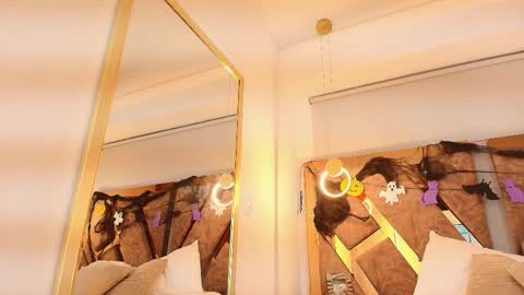 Zarah Andrews online show from 10.06.25