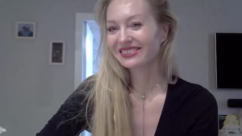 Snapshot of zarinaswift chatting on 10.18.25 Zarina Swift online show from 10.18.25
