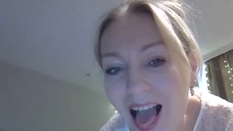 Snapshot of zarinaswift chatting on 11.21.25 Zarina Swift online show from 11.21.25