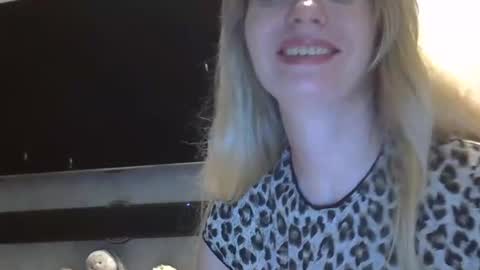 Snapshot of zarinaswift chatting on 11.29.25 Zarina Swift online show from 11.29.25