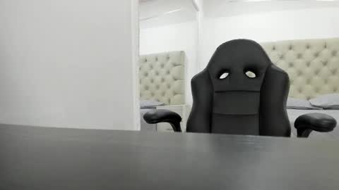 Snapshot of zarinawynne chatting on 11.24.25 Zarina Waynne online show from 11.24.25