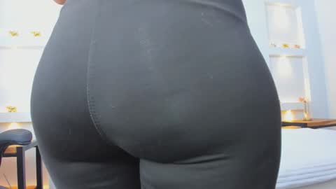 Zenda Evans online show from 03.05.26