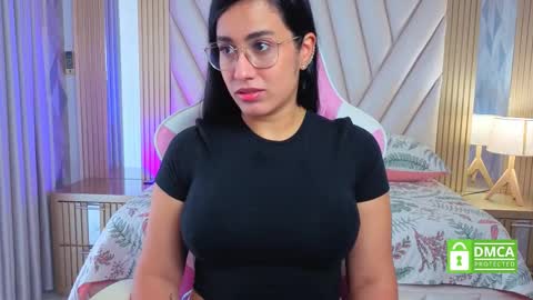 Snapshot of zendaya_cute chatting on 10.25.25 Zendaya online show from 10.25.25