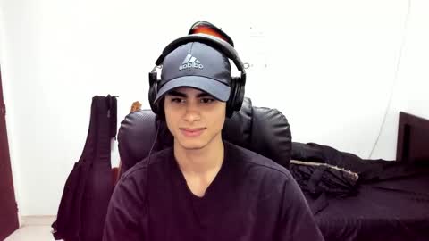 Snapshot of zenhzu chatting on 12.17.25 zenzhu online show from 12.17.25