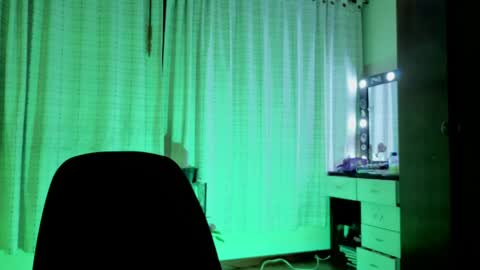Snapshot of zoe_khall chatting on 05.12.26 ZOE online show from 05.12.26