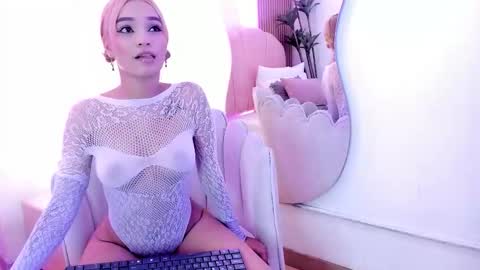 zoe lee    online show from 10.02.25