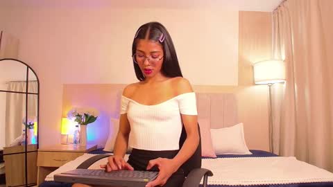 Snapshot of zoe_mocca chatting on 10.15.25 Mia online show from 10.15.25