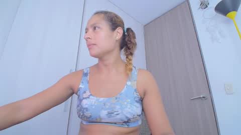 Snapshot of zoe_moon85 chatting on 11.13.25 zoe online show from 11.13.25