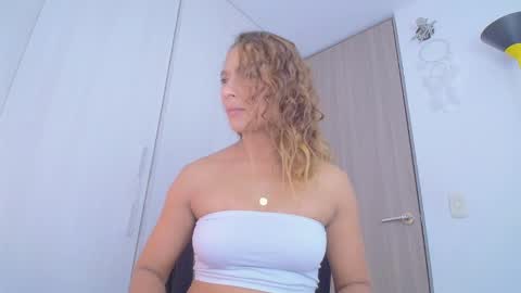 Snapshot of zoe_moon85 chatting on 12.18.25 zoe online show from 12.18.25