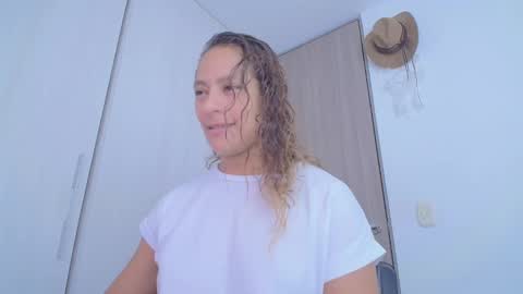 Snapshot of zoe_moon85 chatting on 02.19.26 zoe online show from 02.19.26