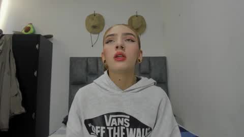 She Zoe He Painn online show from 10.06.25