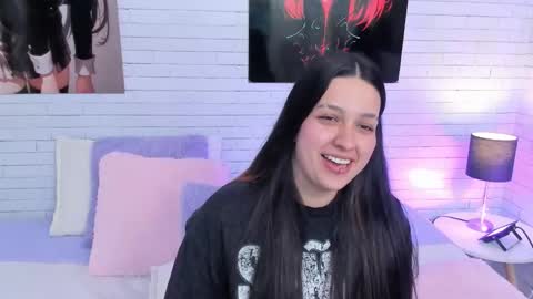 Snapshot of zoemurphy_ chatting on 11.21.25 ZOE online show from 11.21.25