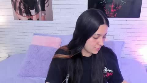 Snapshot of zoemurphy_ chatting on 11.29.25 ZOE online show from 11.29.25