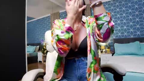 Snapshot of zoeylarkens chatting on 10.19.25 Zoey online show from 10.19.25