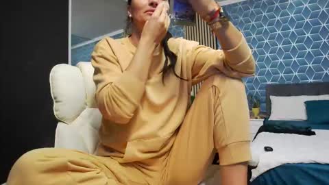 Snapshot of zoeylarkens chatting on 11.04.25 Zoey online show from 11.04.25