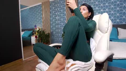 Snapshot of zoeylarkens chatting on 11.14.25 Zoey online show from 11.14.25