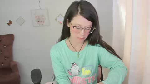 Snapshot of zooeybelair chatting on 06.17.26 Alicie online show from 06.17.26