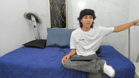 Snapshot of zoro_v chatting on 10.18.25 online show from 10.18.25