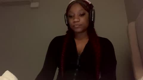 Snapshot of zurifrostxo chatting on 10.16.25 Zuri Frost online show from 10.16.25