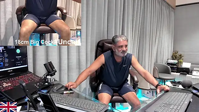 Snapshot of OnlineBossUK chatting on 04.13.26 OnlineBossUK online show from 04.13.26