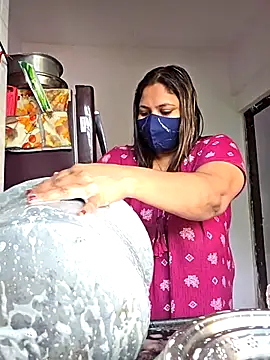 MOM-SUN-COUPLE online show from 09.26.25