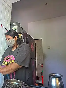 MOM-SUN-COUPLE online show from 10.13.25