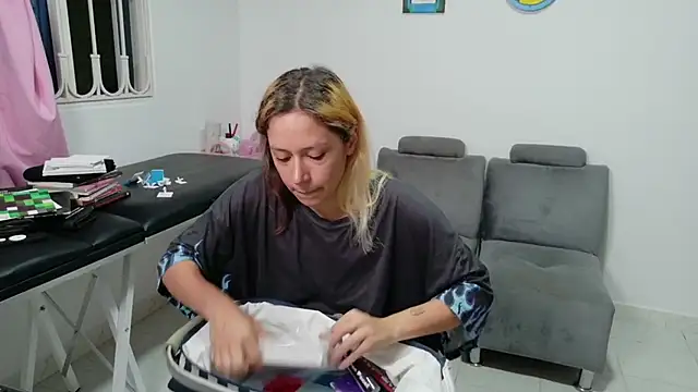 Snapshot of MommyMiaWs chatting on 11.23.25 MommyMiaWs online show from 11.23.25