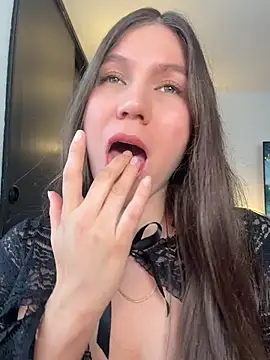 AmelieLaurent  online show from 04.15.26